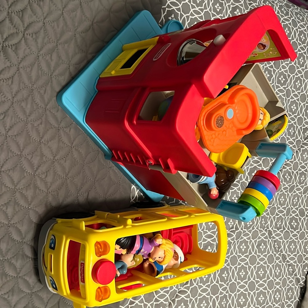 Little people School lot. School and Bus, 8 people included, with chairs.